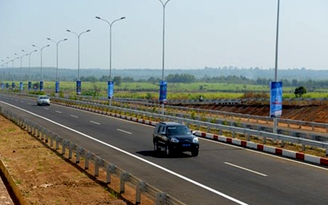 Ô tô nổ lốp trên đường cao tốc, 4 người nhập viện