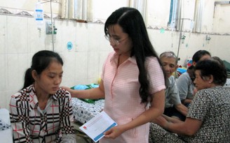 Tặng quà cho công nhân bị ngộ độc