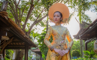 Quốc phục như 'long bào' của Á khôi Thúy Vân tại Hoa hậu Quốc tế 2015