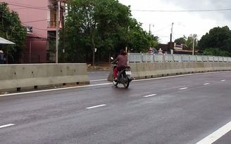 Dân ngăn cản thi công dải phân cách trên QL1A