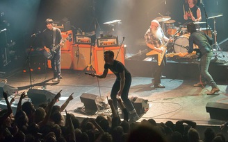 Eagles of Death Metal vọt lên sau khi thoát chết ở Paris