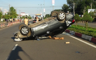 Tránh xe máy, ô tô 'nhào lộn' như phim 'Fast and Furious'