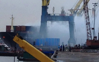 Container phốt pho bốc cháy trên cầu cảng ở Hải Phòng