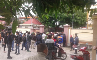 Người nhà bị hại đeo khăn tang, ‘vây’ trụ sở huyện ủy