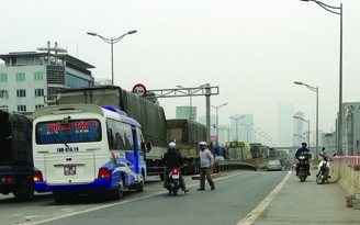 Xe ôm 'săn' khách trên đường cao tốc