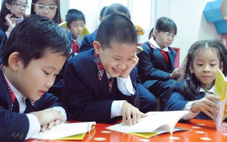Học sinh tiểu học say mê nghe Đại sứ Anh đọc sách