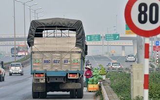 Hàng rong bủa vây đường cao tốc Hà Nội - Hải Phòng
