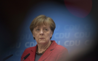 Đảng thua, bà Merkel không bại