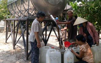 Hạn hán nghiêm trọng còn kéo dài, chính quyền mua nước cho dân