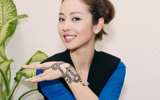 Hoa hậu Jennifer Phạm ngồi 4 tiếng vẽ hình xăm henna