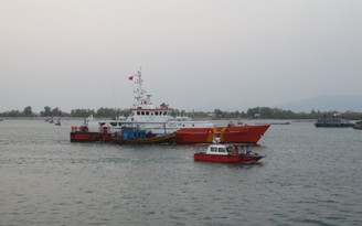 Lai dắt an toàn tàu cá cùng 7 thuyền viên bị nạn vào bờ