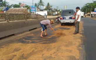 Hàng trăm lít nhớt đổ xuống đường, giao thông ách tắc