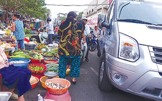 Chiếm đường họp chợ: Muốn hết nhếch nhác, cứ quy trách nhiệm lãnh đạo phường, xã