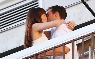 Cảnh khóa môi trên ban công tình cảm của cặp đôi '50 sắc thái'