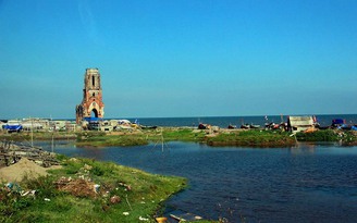 Nhà thờ đổ “ngạt thở” bên bờ biển Xương Điền