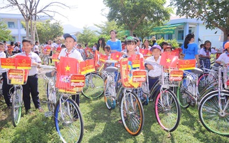 Tập đoàn Hoa Sen 'cùng em tới trường'