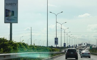 Quảng cáo quá nguy hiểm trên đường cao tốc: Phải đặt ATGT lên hàng đầu