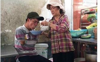 Bức ảnh cô chủ quán đút từng đũa cho khách khuyết tật làm ấm lòng dân mạng