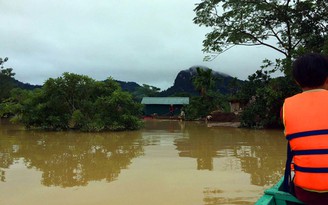 Lũ ở miền Trung: Nhà dân ngập sâu, đường sắt ách tắc, nhiều tàu thuyền gặp nạn