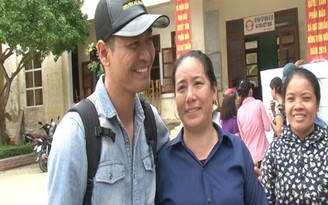 MC Phan Anh, Hà Hồ miệt mài phát quà cho bà con miền Trung