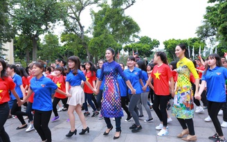 Dàn Hoa hậu, Á hậu nhảy flashmob tưng bừng trước Hồ Gươm