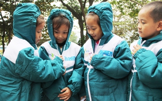 Em đã có áo ấm mới đến trường