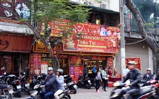 Bất thường giá vàng