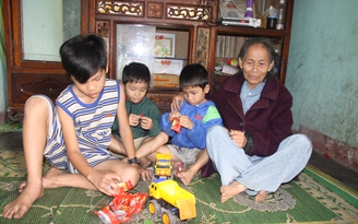 Một gia đình kiệt quệ vì bệnh tật, nuôi 3 con trai nhỏ