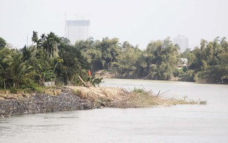 Sông Cái sạt lở nghiêm trọng