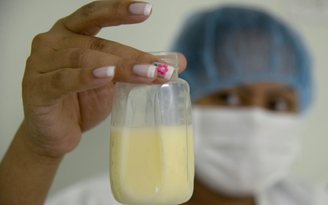 Campuchia tạm cấm xuất khẩu sữa mẹ