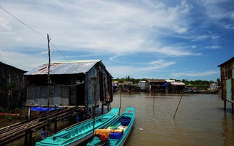 Dân bắc cầu ngăn ghe tàu