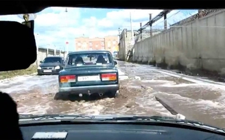 Nước trái cây gây ngập đường ở Nga