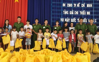 Tặng quà cho học sinh biên giới