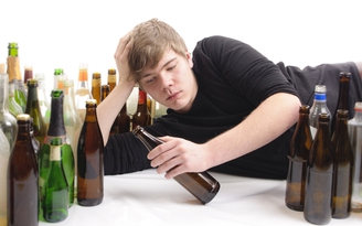 Nói dối có liên quan đến thói quen uống rượu ở tuổi teen