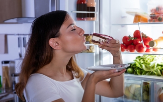 Ăn khuya làm tăng rủi ro bệnh tim, tiểu đường