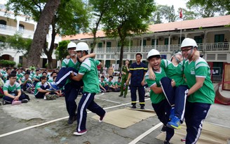 Trải nghiệm thực tế: Học sinh cầm bình chữa cháy trực tiếp dập lửa