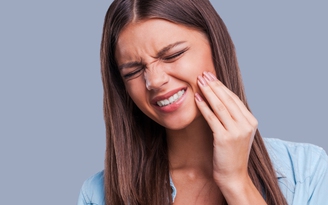 Làm gì để giảm cơn đau răng khôn khi ở nhà?