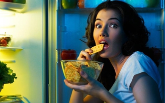 Cần bỏ thói quen ăn đêm để ngừa mỡ máu cao