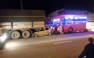 Ô tô bị 'kẹp' giữa xe tải và xe khách giường nằm, tài xế thoát chết