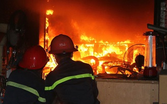 Xưởng sản xuất nệm mút bốc cháy dữ dội trong đêm