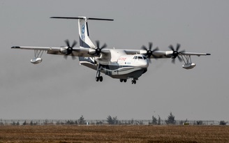 Trung Quốc rầm rộ tung phi cơ ra biển