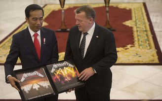 Tổng thống Indonesia bỏ tiền túi mua lại đĩa nhạc được tặng