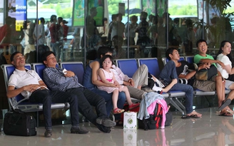 Đi máy bay cũng khổ