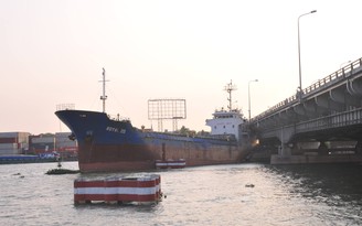 Tàu hàng lớn va vào cầu Đồng Nai