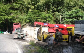 Tai nạn trên đèo Bảo Lộc, xe đầu kéo va chạm xe tải, 2 người nhập viện