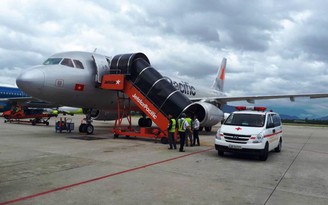 Máy bay hạ cánh khẩn ở Đà Nẵng cấp cứu khách bị rối loạn tiền đình