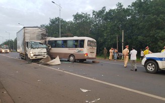 Xe khách va chạm xe tải, 7 người bị thương