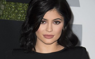 Vượt chị Kim Kardashian, Kylie Jenner trở thành nữ tỉ phú tự thân trẻ nhất Mỹ