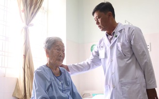 Cứu chữa cụ bà 98 tuổi bị gãy xương đùi