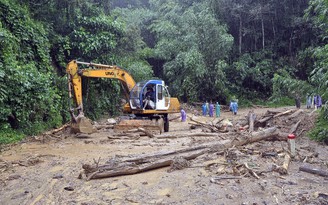 Mưa lớn gây sạt lở, ngập lũ nhiều nơi